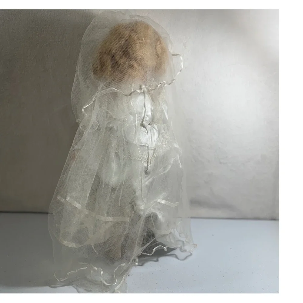 VTG The Emerald Doll Collection Bride Porcelain Doll Wedding Dress Veil Heirloom